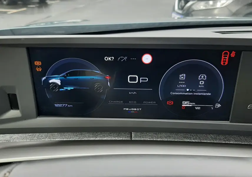 Vue du tableau de bord numérique du Peugeot 3008 III HYBRID 145 Allure en bleu Ingara, affichant l'autonomie et la consommation.