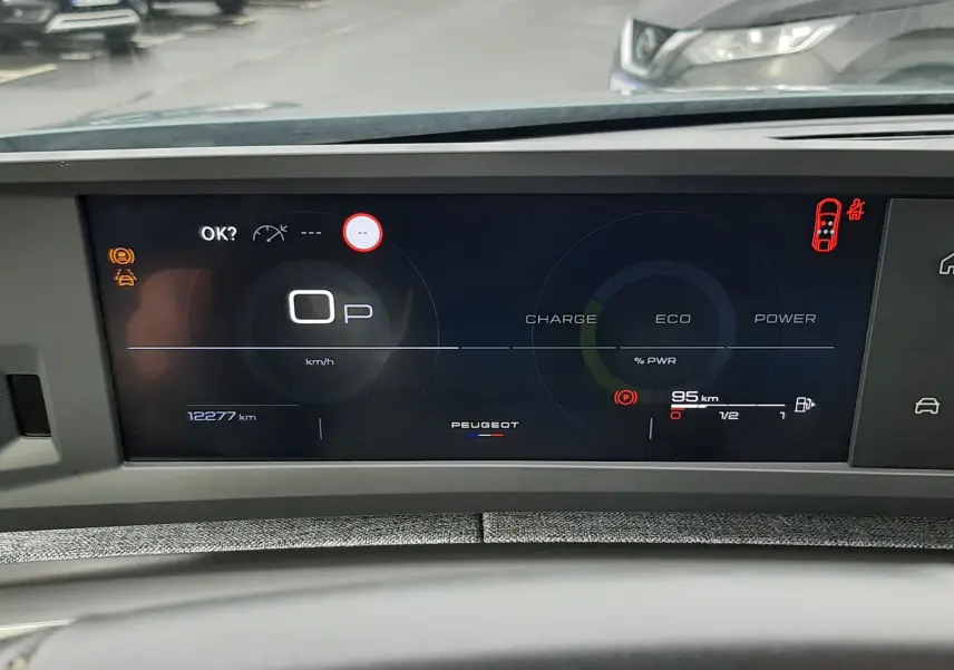 Affichage numérique du tableau de bord du Peugeot 3008 III Hybrid 145 Allure, vue intérieure face au conducteur.