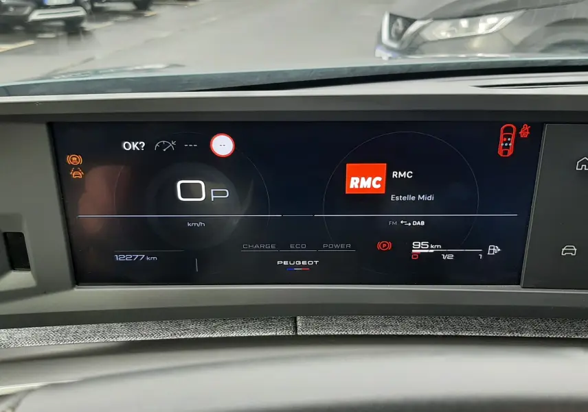 Tableau de bord numérique du Peugeot 3008 III Hybrid 145 Allure, affichage moderne avec infos vitesse et radio RMC.