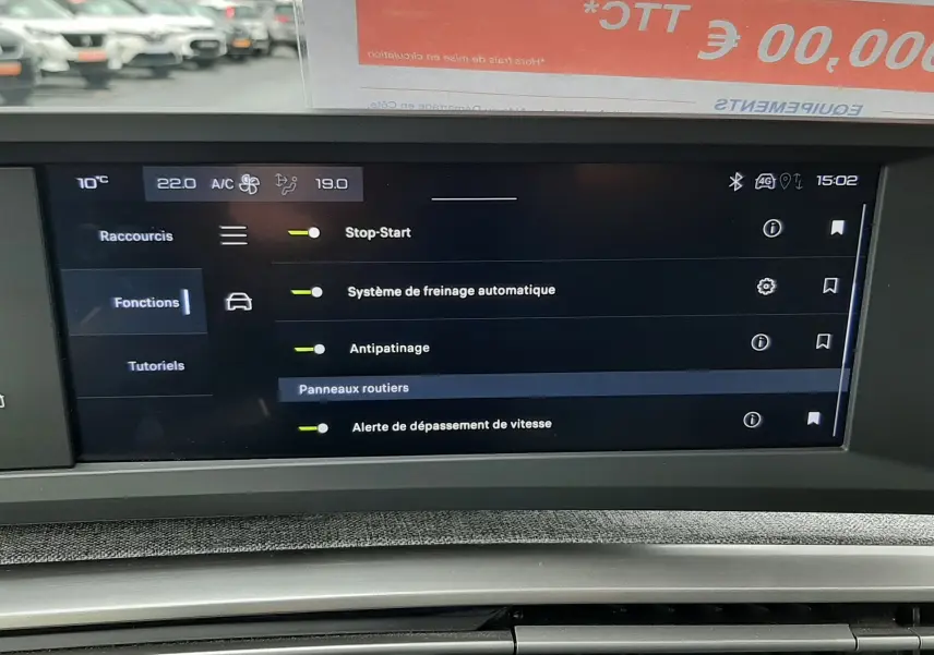 Écran tactile central du Peugeot 3008 III Hybrid 145 Allure montrant les fonctions d’aide à la conduite, intérieur gris noir.