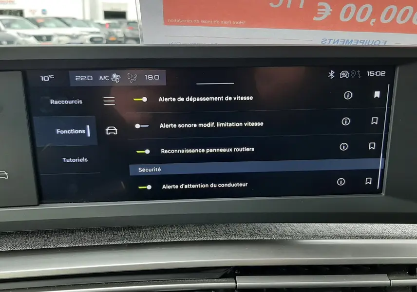 Vue intérieure du tableau de bord du Peugeot 3008 III HYBRID 145 Allure, écran tactile affichant les alertes de sécurité.