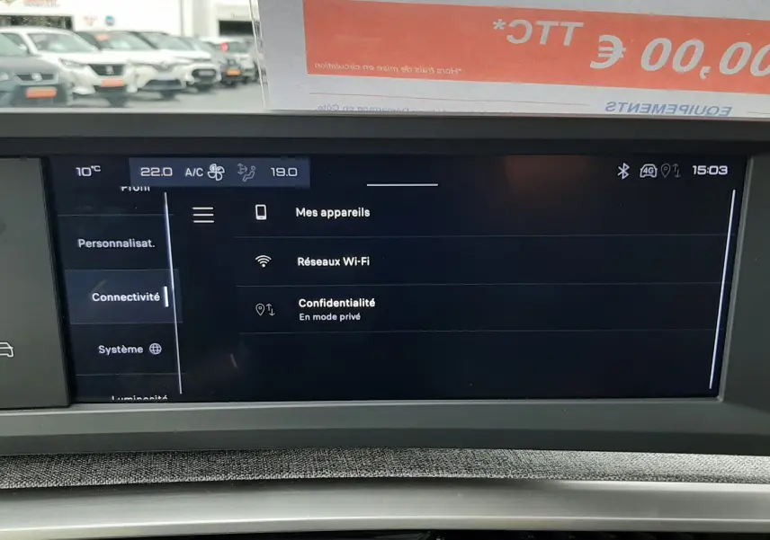 Écran tactile central du Peugeot 3008 III Hybrid 145 Allure en vue rapprochée, affichant les réglages connectivité et climatisation.