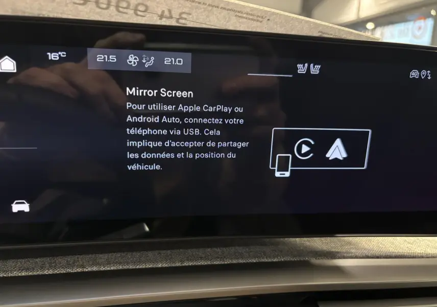 Écran tactile intérieur du Peugeot 3008 Hybrid 2025 affichant la fonction Mirror Screen.