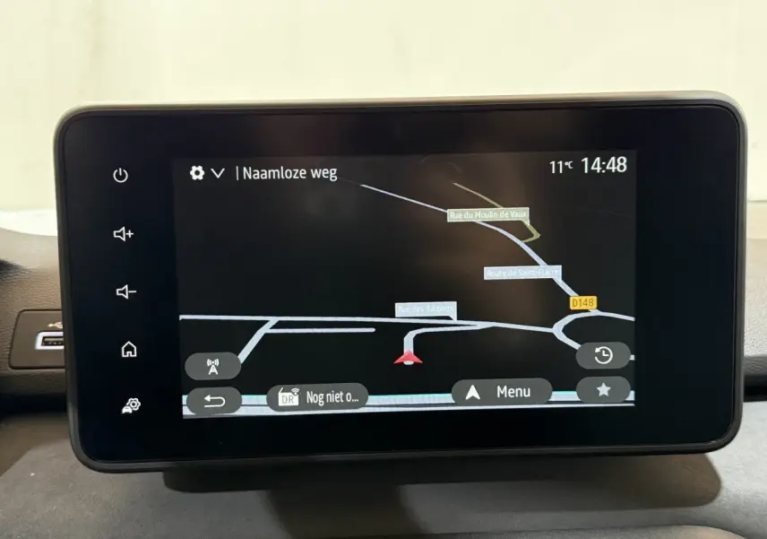 Vue avant du Dacia Sandero Extreme+ TCe 110 2024 en vert, avec phares LED et calandre noire distinctive.