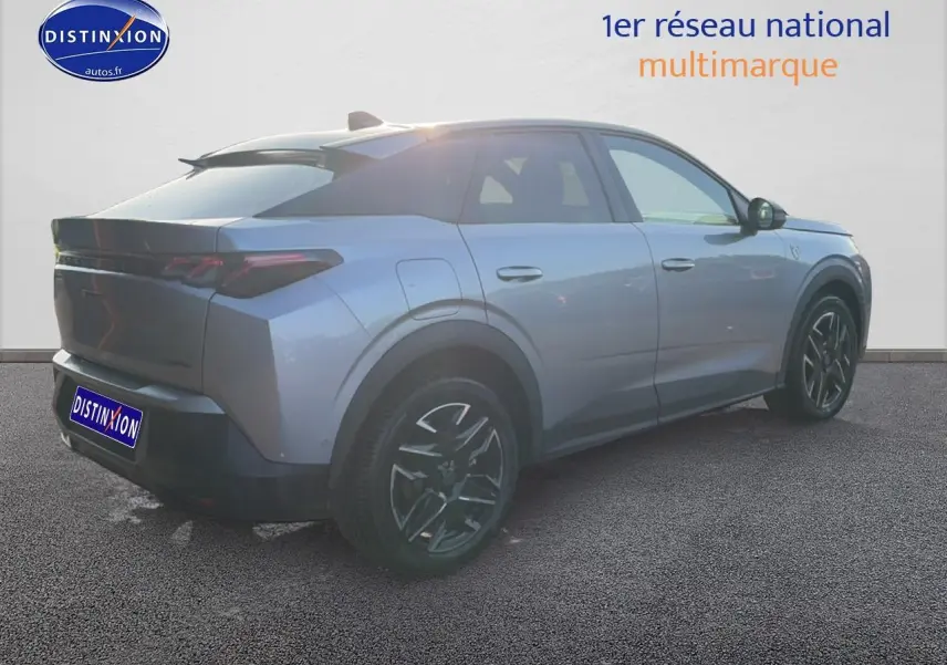 Peugeot 3008 gris en 3/4 arrière droit, avec jantes alliage et becquet arrière visible.