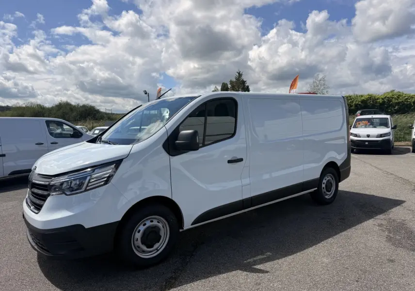 Renault Trafic Fourgon blanc vu de trois quarts avant droit, avec calandre noire et jantes acier simples.