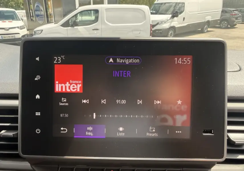 Vue avant du Renault Trafic Fourgon blanc, montrant la partie latérale gauche et l'arrière dans un parking.