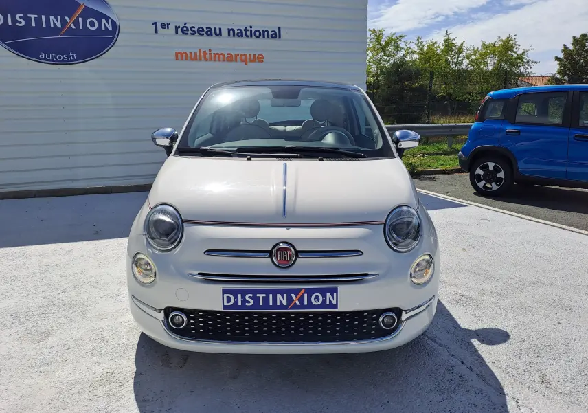Vue frontale d'une FIAT 500 blanche 1.0 Hybrid 70CH DolceVita avec calandre chromée et logo rouge visible.