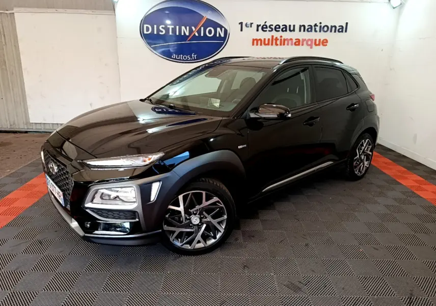 Hyundai Kona noir en 3/4 avant droit dans un showroom avec logo Distinxion en arrière-plan.