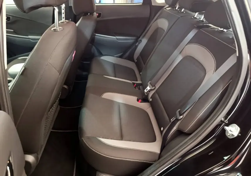 Vue côté droit de la banquette arrière noire et grise du Hyundai Kona 1.6 GDi Hybrid 2020 avec ceintures de sécurité visibles.