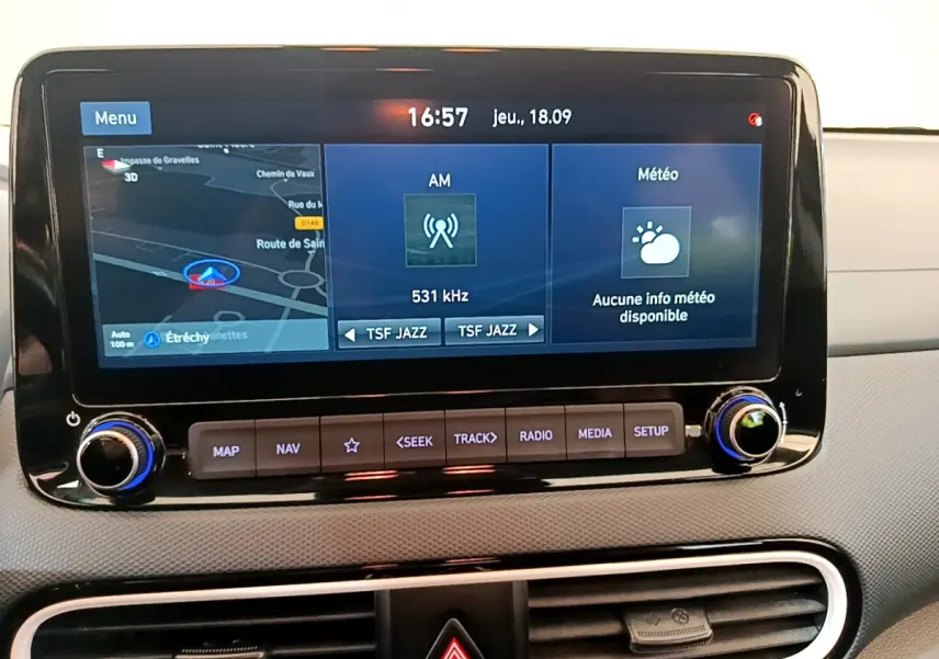 Écran tactile central du tableau de bord du Hyundai Kona noir 2020 affichant navigation et radio AM.