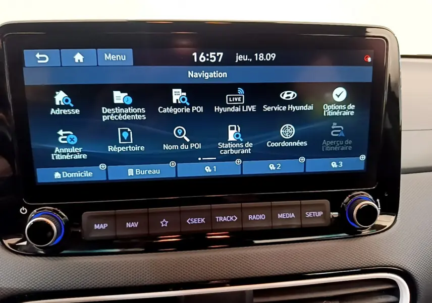 Écran tactile de navigation 10,2 pouces du Hyundai Kona noir 2020, vue rapprochée du tableau de bord.