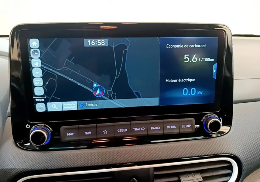 Écran tactile central du tableau de bord du Hyundai Kona noir 2020 affichant navigation et consommation hybride