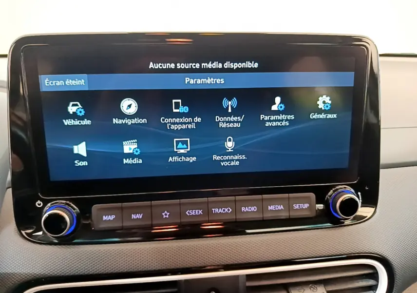 Écran tactile central du tableau de bord du Hyundai Kona noir 2020, affichant le menu des paramètres multimédia.