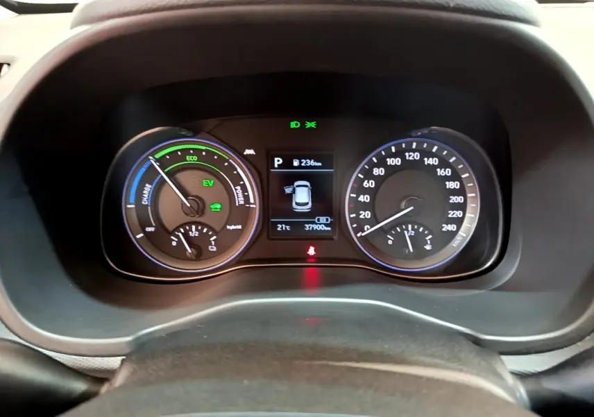 Tableau de bord du Hyundai Kona hybride 2020 montrant les compteurs et l'écran central avec affichage de la distance et température.