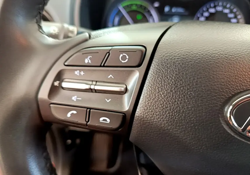 Gros plan sur les commandes gauche du volant cuir noir du Hyundai Kona 1.6 GDi Hybrid DCT-6 Creative 2020.