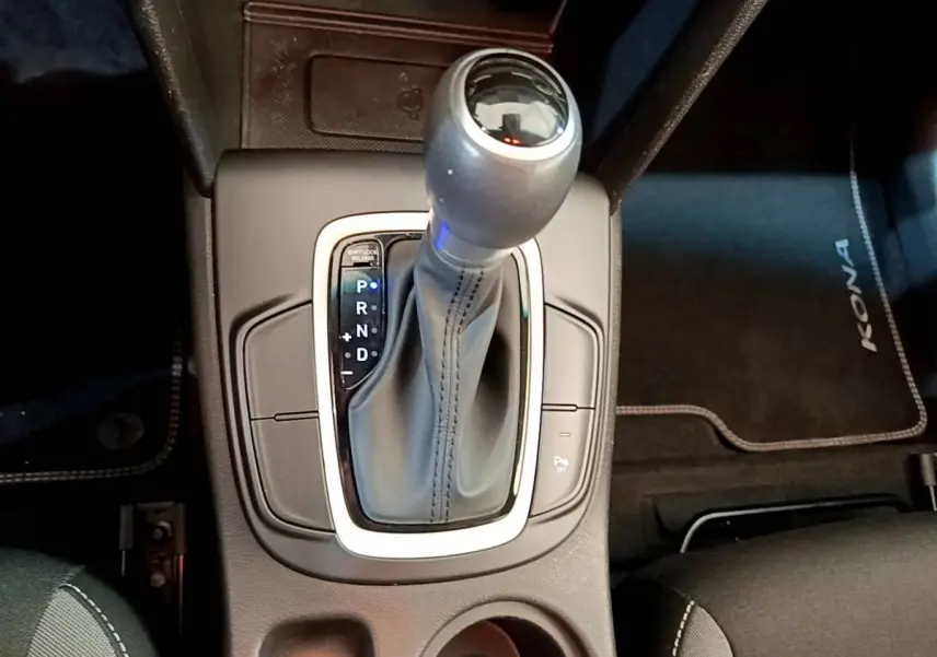Le levier de vitesses automatique noir de la Hyundai KONA 2020 vu de dessus avec tapis de sol marqué KONA.