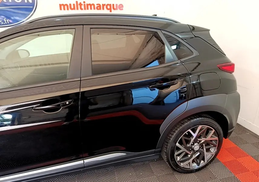 Vue latérale droite du Hyundai Kona noir 2020 avec jantes alliage et poignées de porte intégrées.