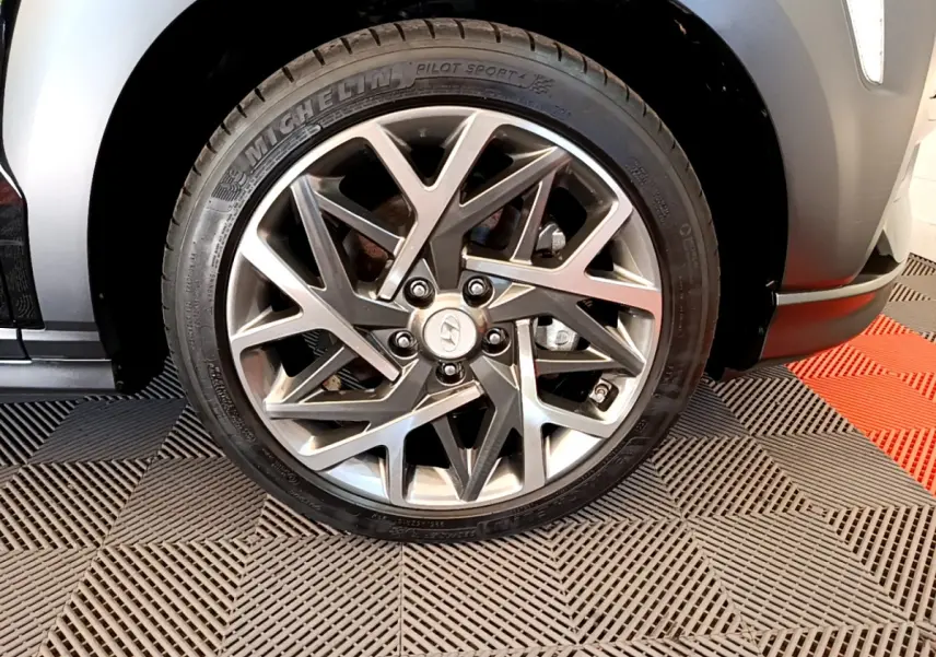 Gros plan sur la roue avant droite du Hyundai Kona noir 2020 avec jante alliage au design géométrique moderne