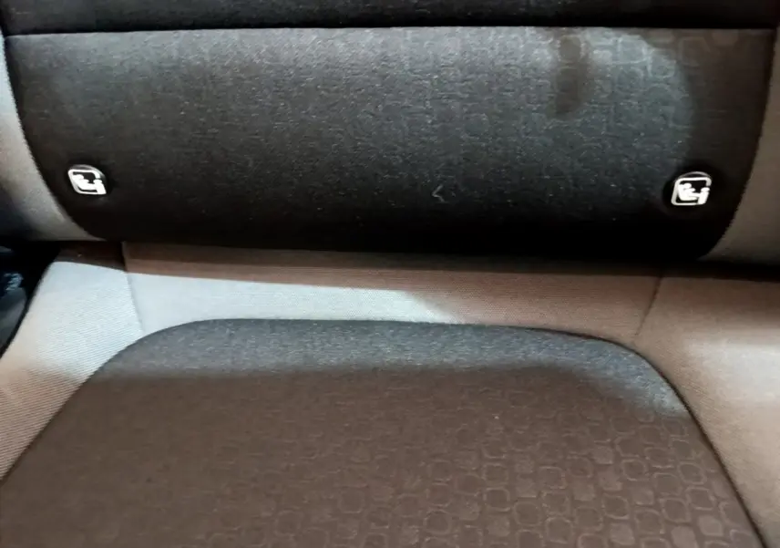 Détail de la banquette arrière grise et noire du Hyundai Kona 2020 avec fixations Isofix visibles.