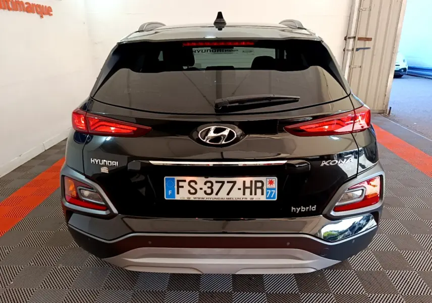 Vue arrière d'un Hyundai Kona noir hybride 2020 avec feux LED et plaques françaises dans un garage.