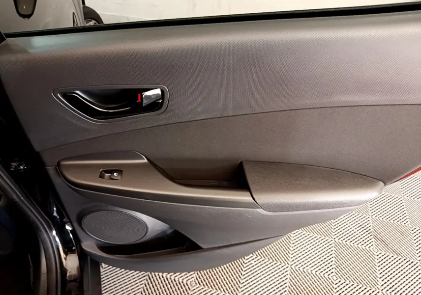 Panneau de porte intérieur côté gauche noir du Hyundai Kona 1.6 GDi Hybrid DCT-6 Creative 2020 avec poignée et commande de vitre.