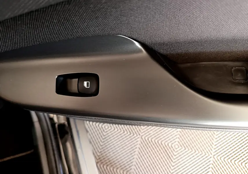 Bouton de commande de lève-vitre sur la porte intérieure côté conducteur d'une Hyundai Kona noire 2020.