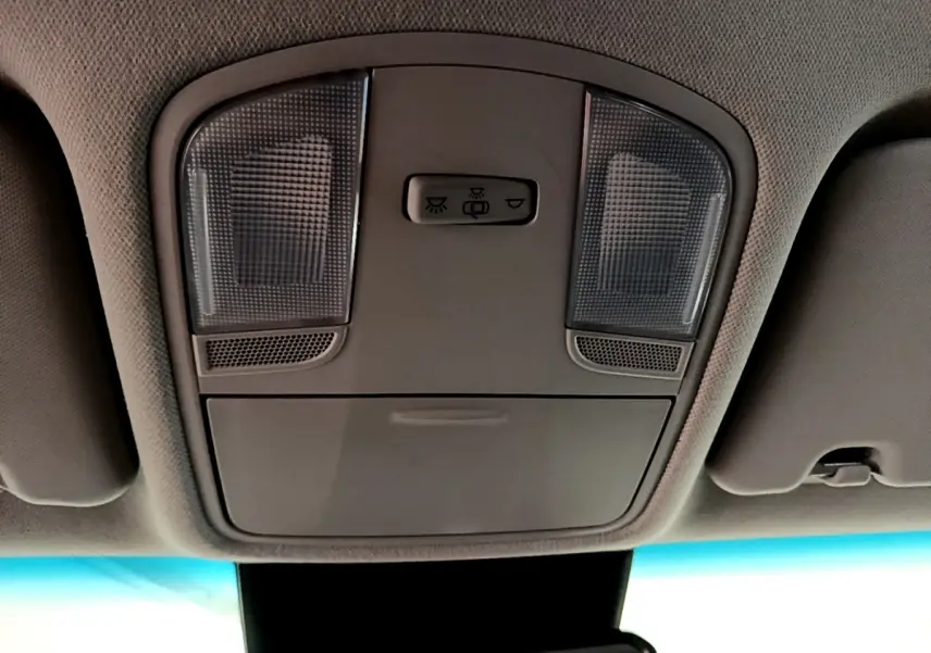 Plafonnier intérieur avec commandes d'éclairage et micro, vue en contre-plongée dans un Hyundai Kona noir 2020.