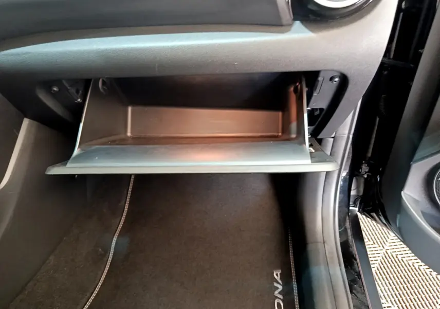 Gant de rangement ouvert côté passager dans l'habitacle noir du Hyundai Kona 1.6 GDi Hybrid 2020.