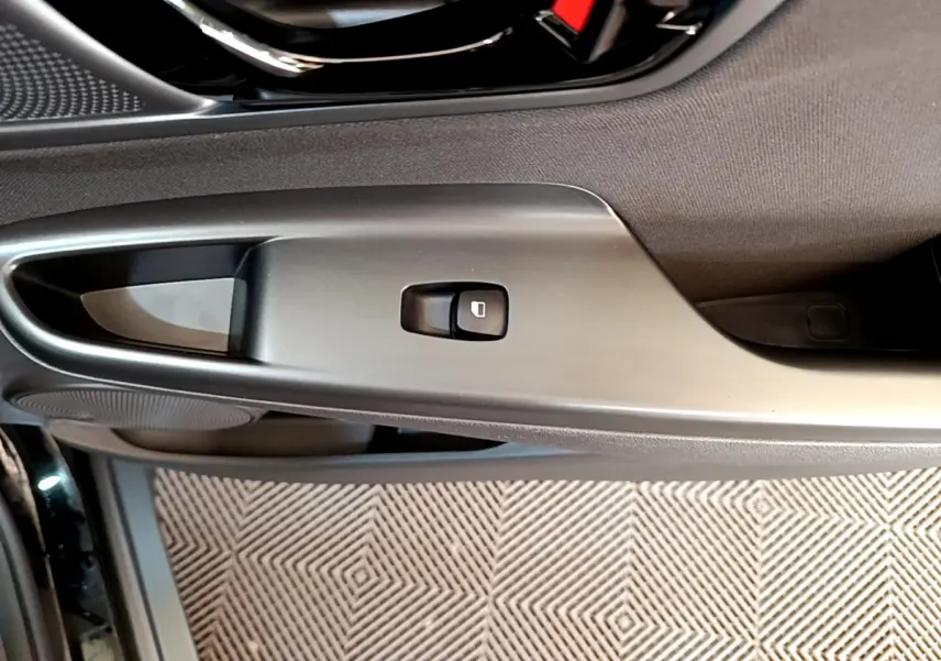 Gros plan sur la commande de verrouillage de porte côté conducteur du Hyundai Kona noir 2020.