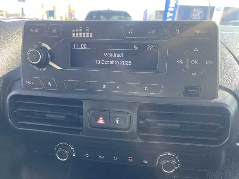 Tableau de bord du Citroën Berlingo Fourgon 2020 montrant l'écran multifonction et commandes clim manuelle en gros plan