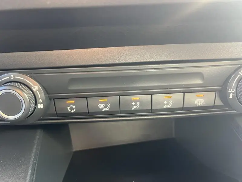 Panneau de commandes de climatisation avec réglages activés sur Citroën Berlingo Fourgon blanc banquise 2020.