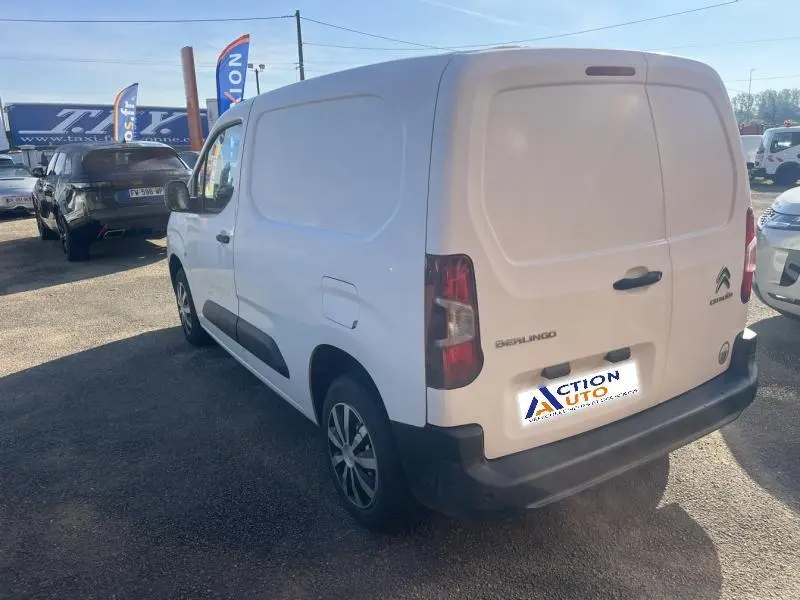 Vue 3/4 arrière droite d'un Citroën Berlingo Fourgon blanc Banquise avec portes battantes et jantes tôle.