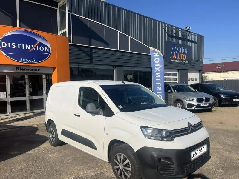 Vue 3/4 avant droite d'un Citroën Berlingo Fourgon blanc Banquise avec enjoliveurs et pare-chocs noirs.