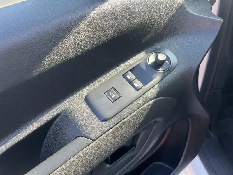 Gros plan sur la commande des vitres électriques côté conducteur du Citroën Berlingo Fourgon blanc Banquise 2020.