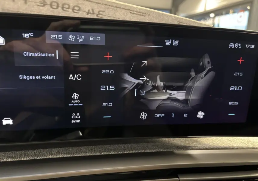 Écran tactile intérieur du Peugeot 3008 Hybrid 2025 affichant les réglages de climatisation et sièges chauffants.