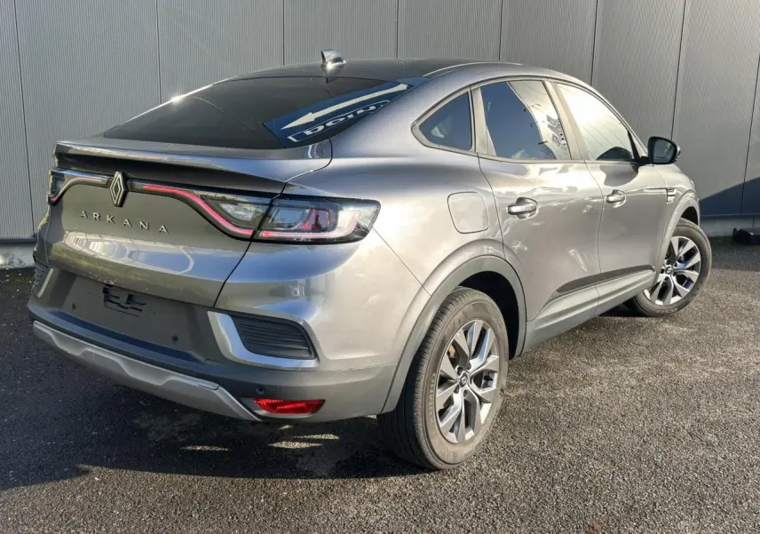 Vue 3/4 arrière droite d'un Renault Arkana gris métallisé avec feux arrière LED et jantes alliage 17 pouces.