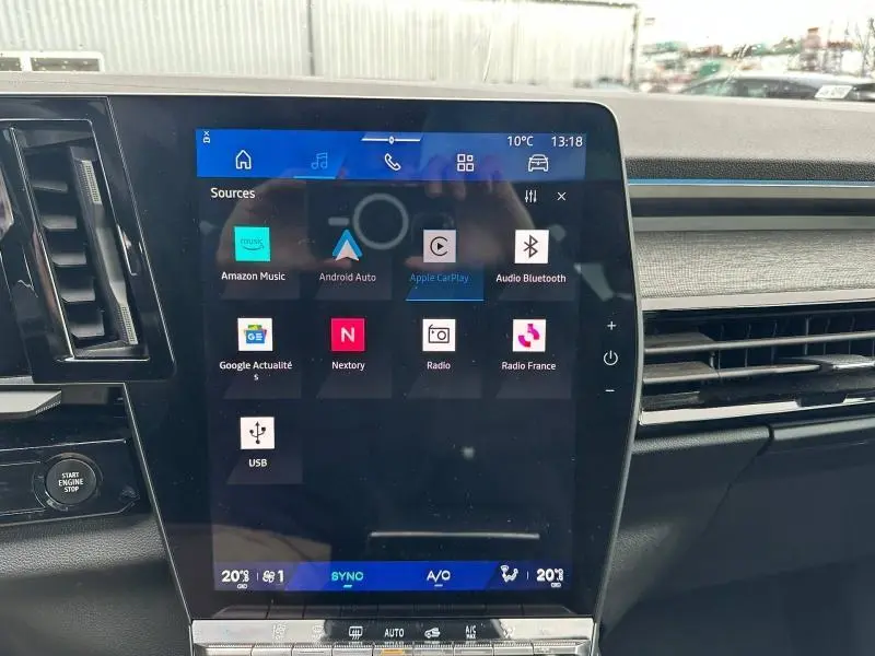 Écran tactile central du tableau de bord du Renault Austral 2025, affichant les options multimédia et connectivité.
