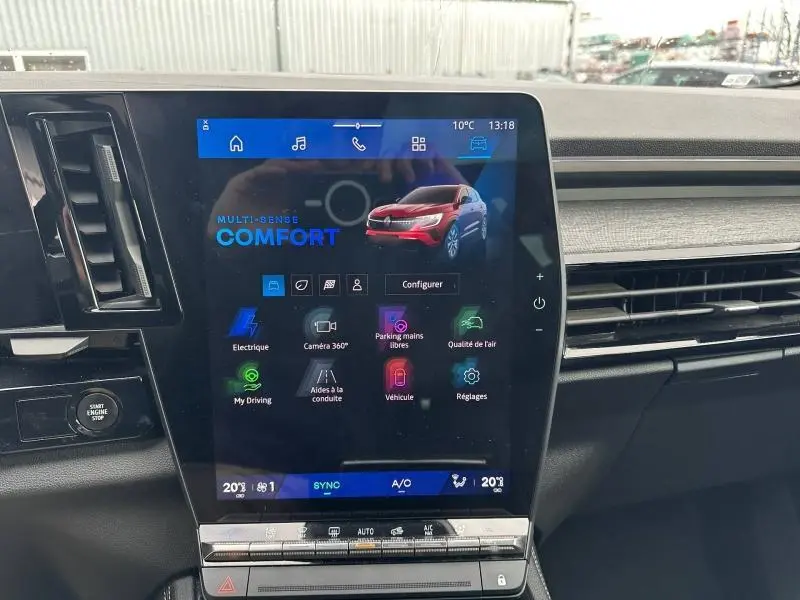 Écran central tactile affichant les réglages du mode confort du Renault Austral rouge Flamme, vue intérieure frontale.