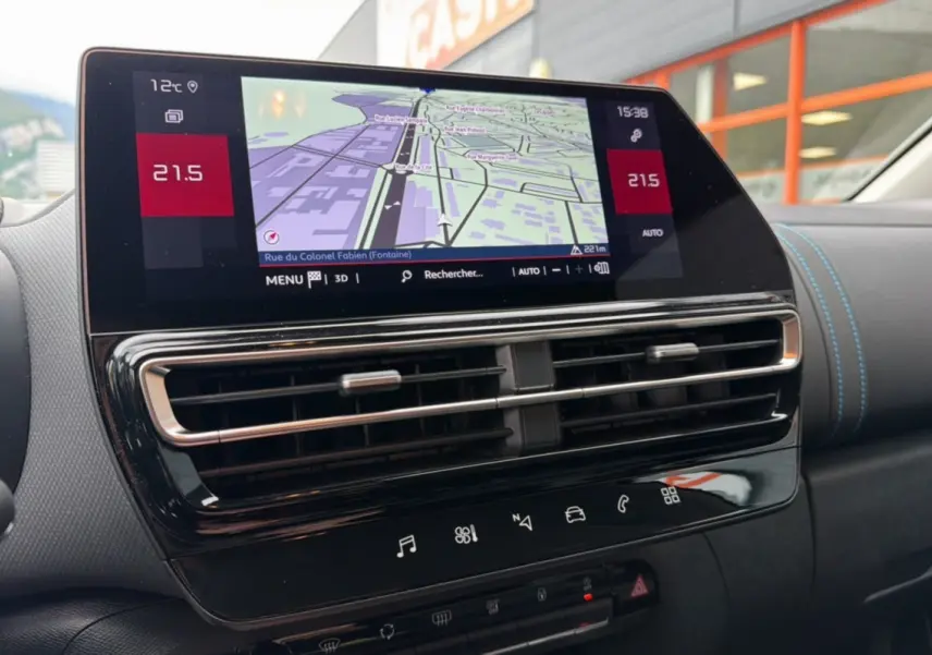 Vue rapprochée du tableau de bord du Citroën C5 Aircross 2025 noir, avec écran tactile affichant la navigation GPS.