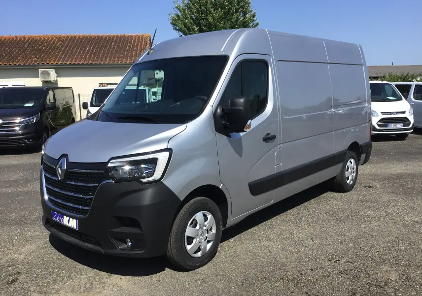 Renault Master gris étoile en vue 3/4 avant droit, fourgon utilitaire avec enjoliveurs maxi et calandre noire.