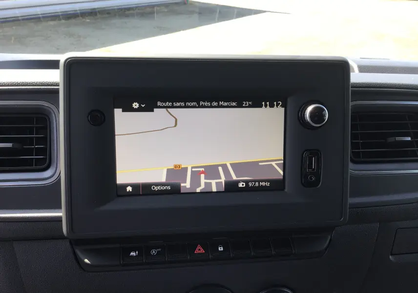 Écran GPS central du Renault Master 2024 gris étoile, vue intérieure frontale avec commandes en dessous visibles.