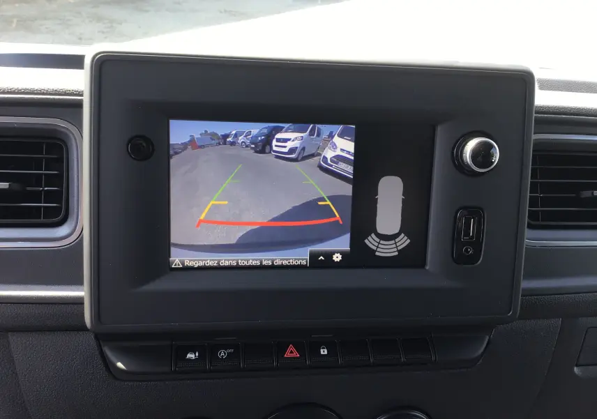 Écran central du Renault Master 2024 gris étoile montrant la caméra de recul avec lignes de guidage colorées.