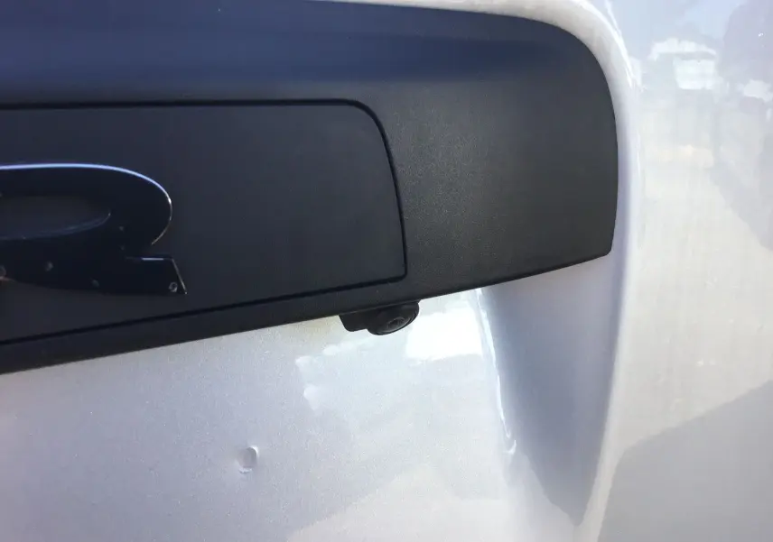 Gros plan sur la caméra de recul intégrée à la poignée arrière du Renault Master gris étoile 2024.