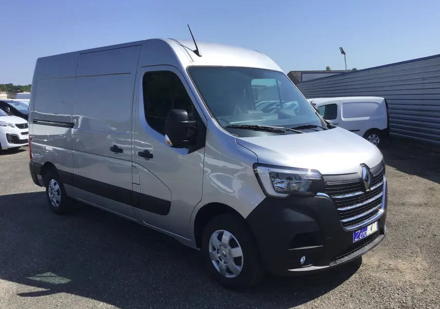 Renault Master gris étoile vu en 3/4 avant droit, fourgon utilitaire avec enjoliveurs maxi et calandre noire.
