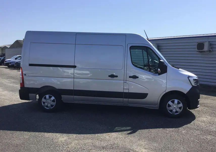 Renault Master gris étoile vu de profil côté droit, fourgon utilitaire avec enjoliveurs maxi et bande noire latérale.