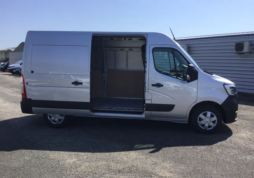Vue latérale droite d'un Renault Master gris étoile 2024 avec porte coulissante ouverte montrant l'espace de chargement.