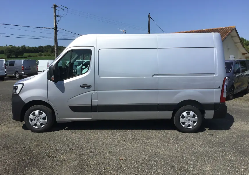 Vue latérale côté gauche d'un Renault Master gris étoile 2024 avec enjoliveurs maxi et grande hauteur de toit.