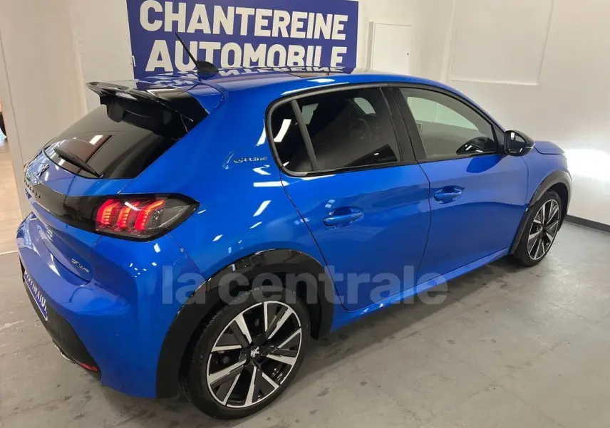 Vue 3/4 arrière droite d'une Peugeot 208 GT Line 2020 bleu vif avec jantes alliage et feux arrière LED distinctifs.