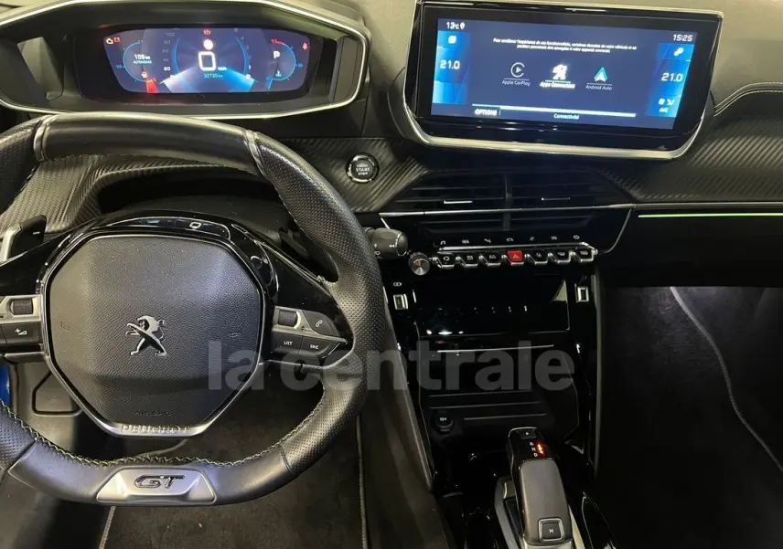 Vue intérieure du poste de conduite de la Peugeot 208 GT Line 2020, avec volant compact et écran tactile central.